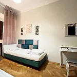 Helvetia - Private In Center אכסניה *