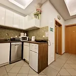 Helvetia - Private In Center אכסניה *