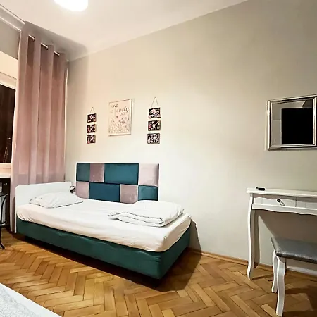 Helvetia - Private In Center And Old Town Hostel *